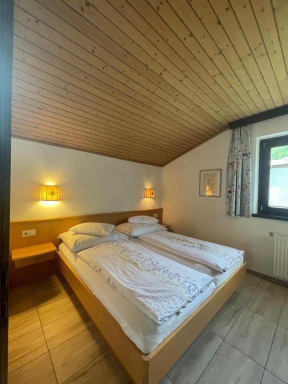 Restaurant-Pension Dorfwirt Bad Kleinkirchheim Buitenkant foto